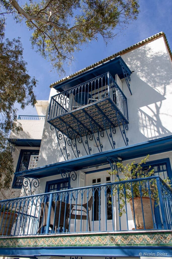 Villa Bleue Sidi Bou Saïd - DR Nicolas Diolez 2019 Architecture Sidi Bou Saïd : balcons en fer forgé bleu et façade blanche.