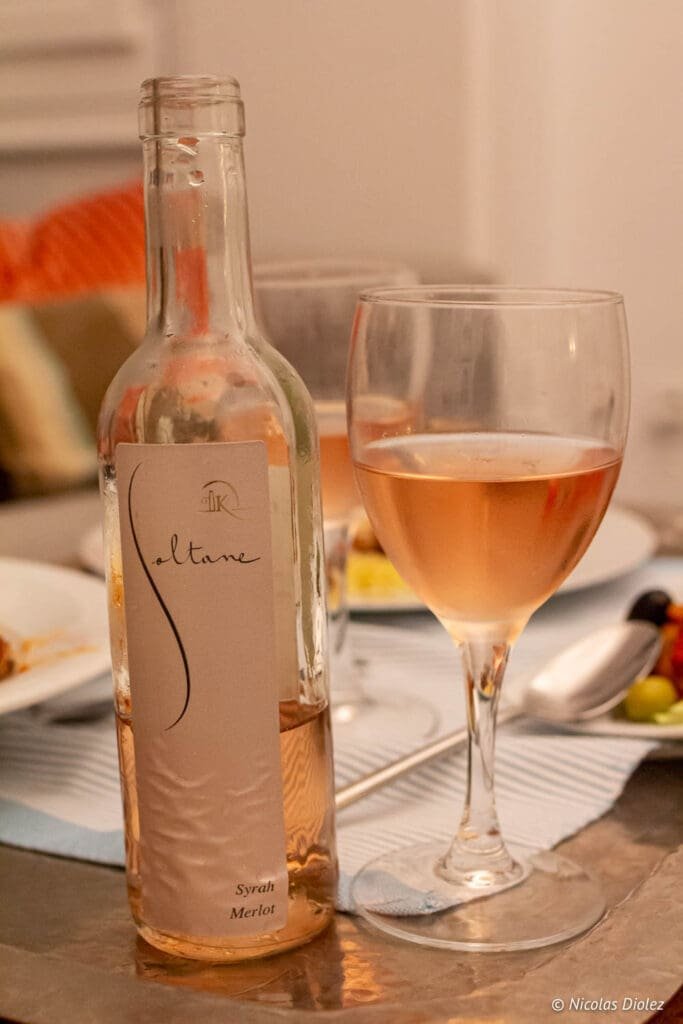 Villa Bleue Sidi Bou Saïd - DR Nicolas Diolez 2019 Bouteille et verre de vin rosé Soltane Syrah Merlot à Sidi Bou Saïd.