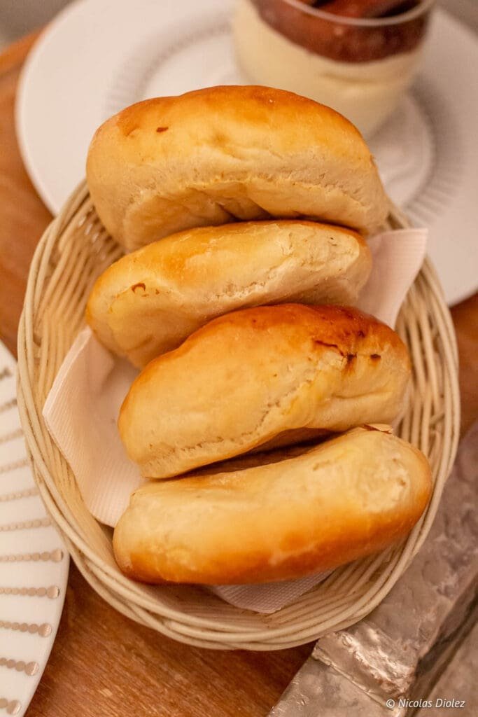 Villa Bleue Sidi Bou Saïd - DR Nicolas Diolez 2019 Petits pains tunisiens chauds servis dans un panier en osier.