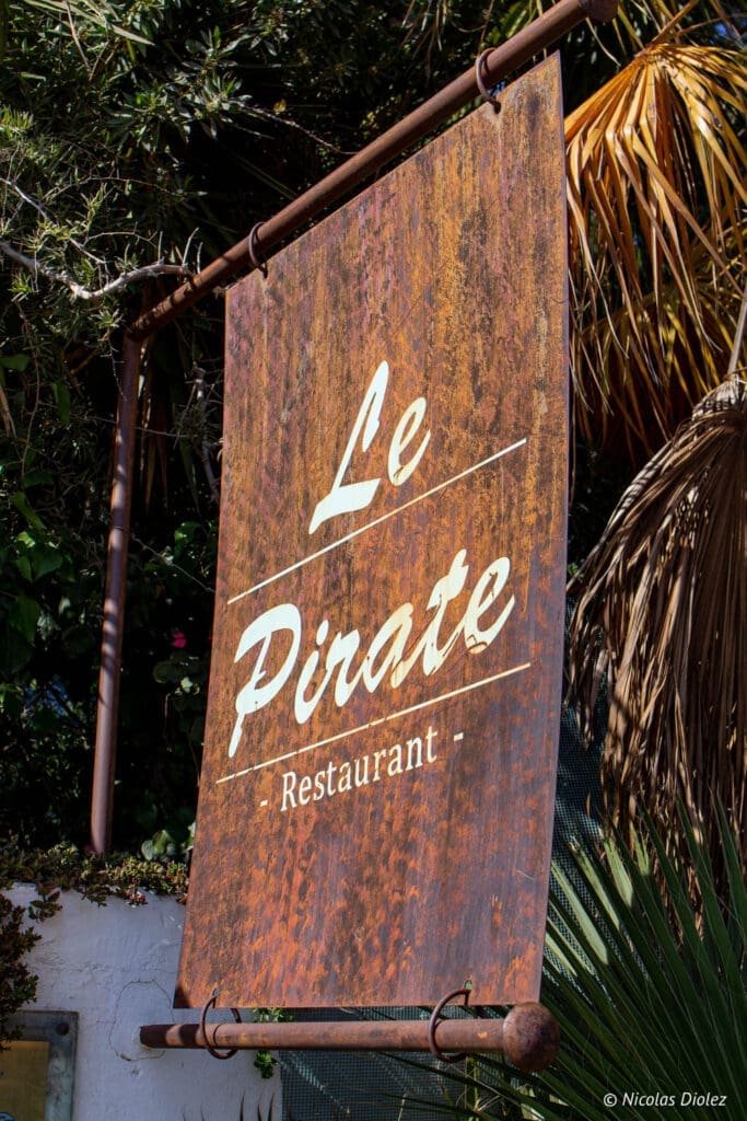 Restaurant le Pirate Sidi Bou Saïd - DR Nicolas Diolez 2019 Enseigne rouillée du Restaurant Le Pirate à Sidi Bou Saïd, Tunisie.