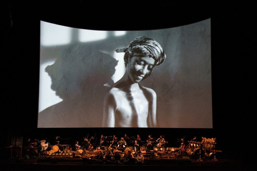 Screening of Setan Jawa with orchestra on stage in Paris.