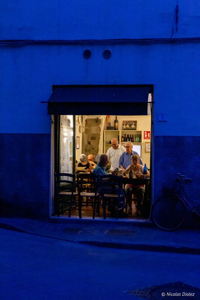 devanture et murs bleus