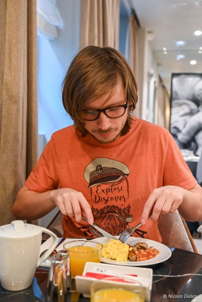 Petit déjeuner continental à l'Hôtel La Lanterne Paris Quartier Latin.