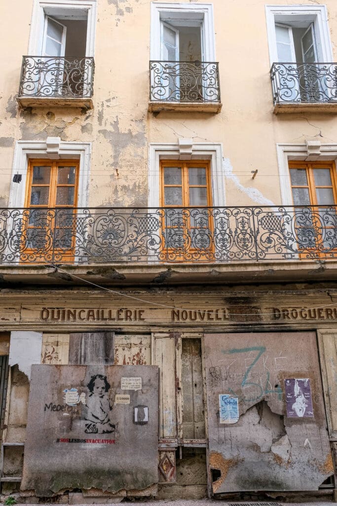 façade décrépie Béziers