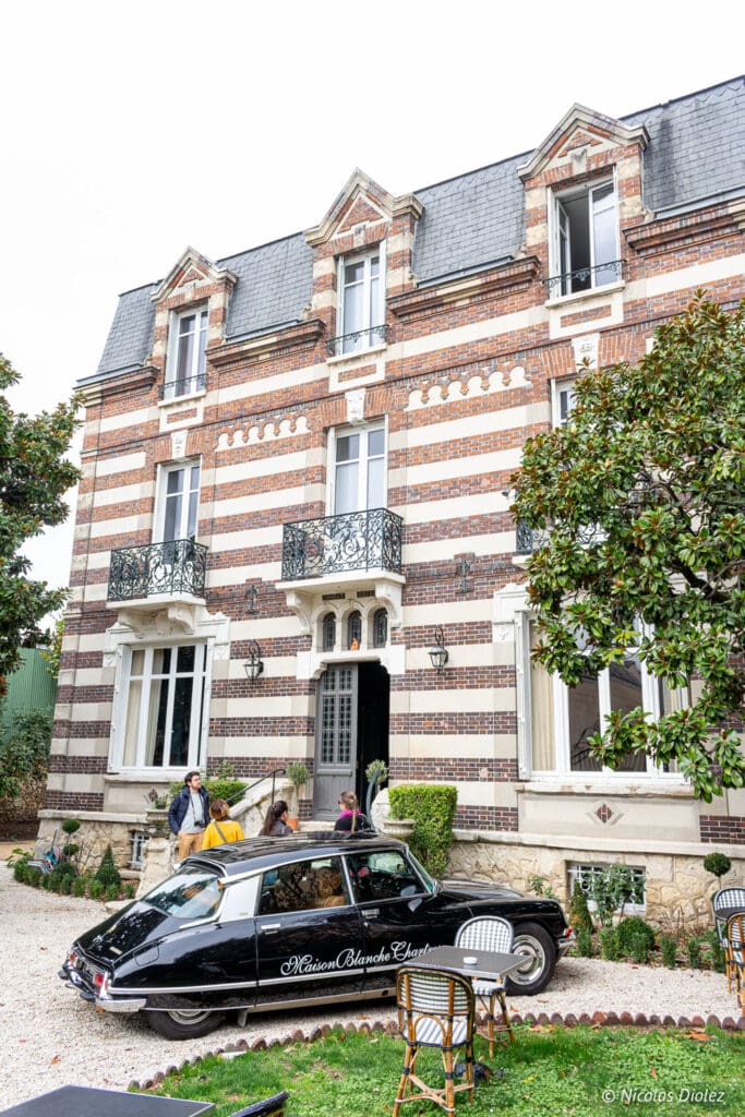 Maison Blanche Chartres et voiture