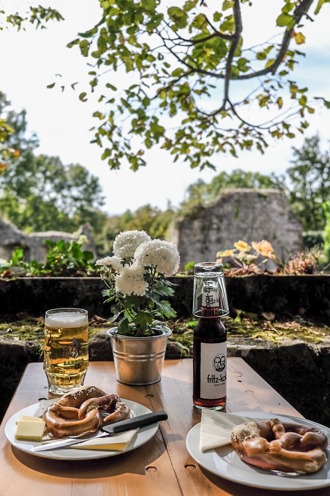 Pretzel, beer, and Fritz-kola on the terrace near the ruins.