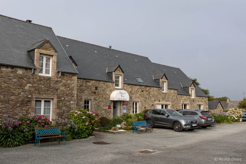 Hôtel Le Cap, bâtisse en pierre avec réception et parking, Cotentin.