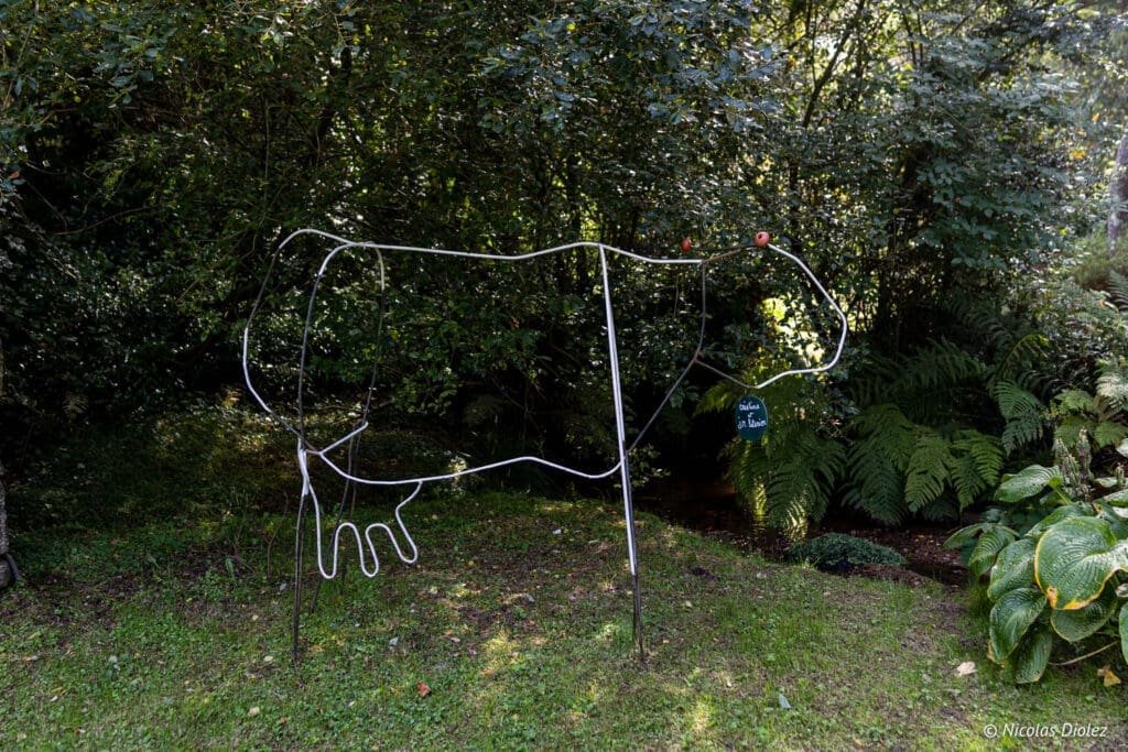 Sculpture de vache fil de fer dans le Jardin en Hommage à Jacques Prévert, Cotentin.