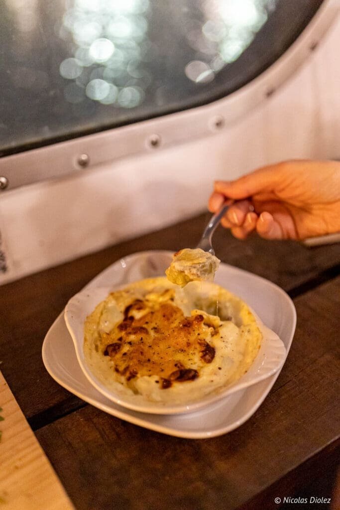 Ravioles gratinées au chorizo, fourchette à la Péniche La Bougeotte Paris.