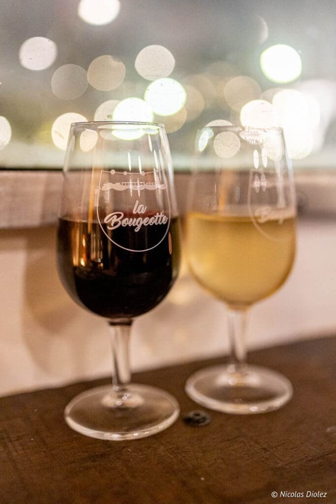 Verres de vin rouge et blanc gravés "La Bougeotte" sur péniche.