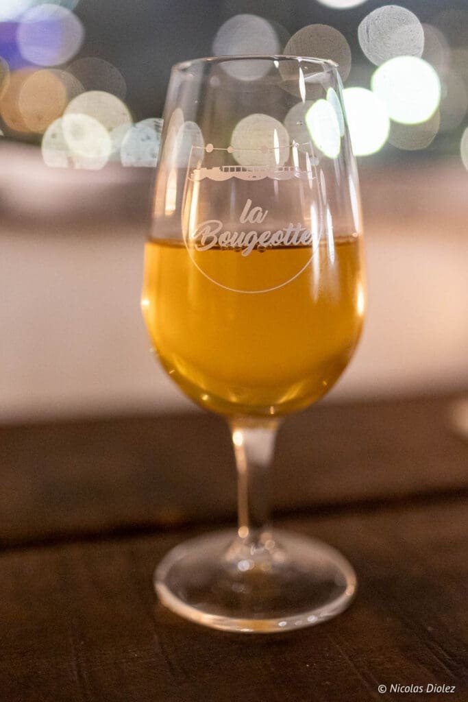 Verre de vin blanc gravé « La Bougeotte » au bar à vin flottant de Paris.