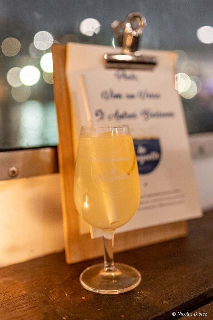 Verre de cocktail "Soupe Angevine" à La Bougeotte, bar à vin flottant Paris.