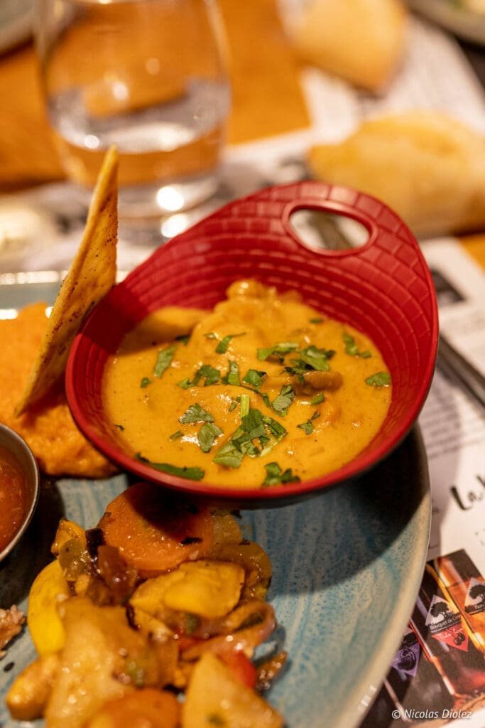 Plat indien, curry crémeux et légumes sautés à La Malle aux Épices.