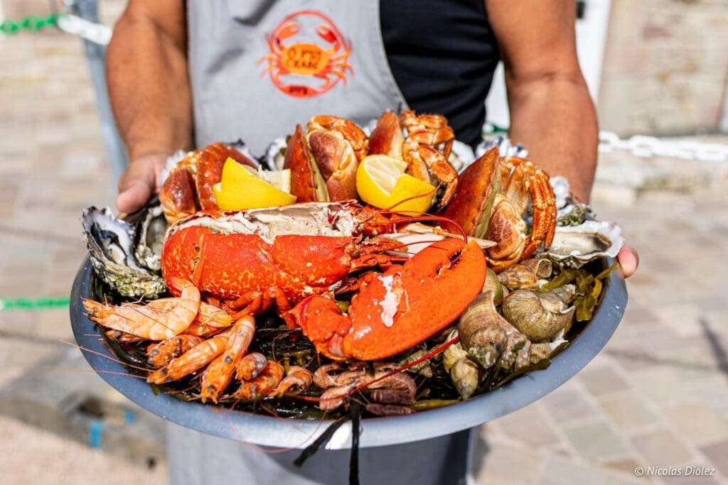 Plateau de fruits de mer frais du restaurant Ô P'tit Crabe de Goury.
