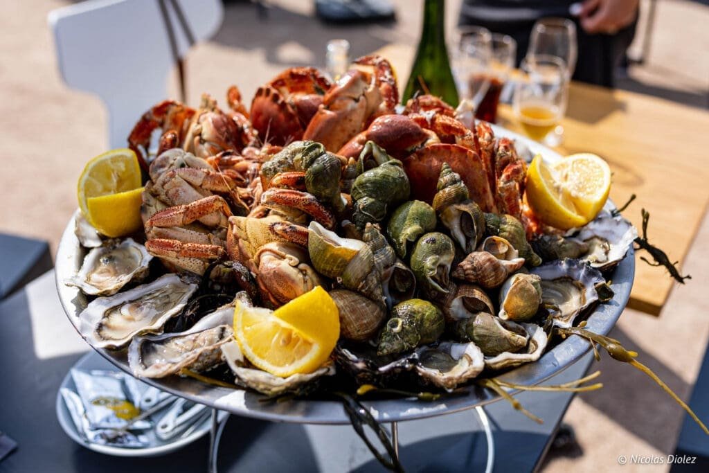 Plateau de fruits de mer O'Ptit Crabe de Goury avec huîtres, crevettes, et bigorneaux.
