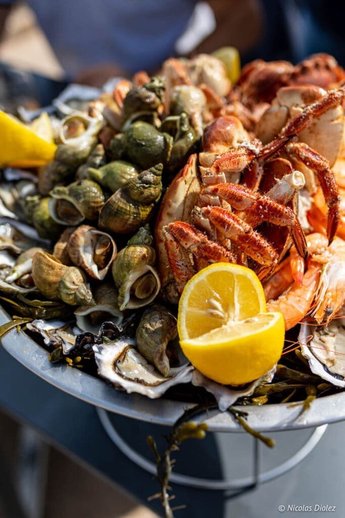 Plateau de fruits de mer O'Ptit Crabe de Goury avec citron et crevettes.