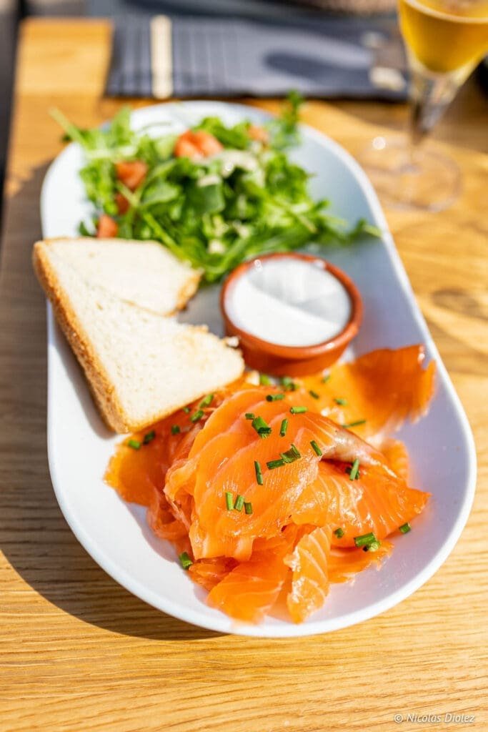 Saumon fumé, toasts, salade et crème au restaurant O' P'tit Crabe de Goury.
