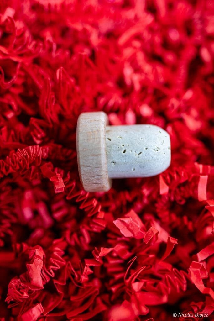 Bouchon de liège sur fond de papier déchiqueté rouge Saint-Valentin.