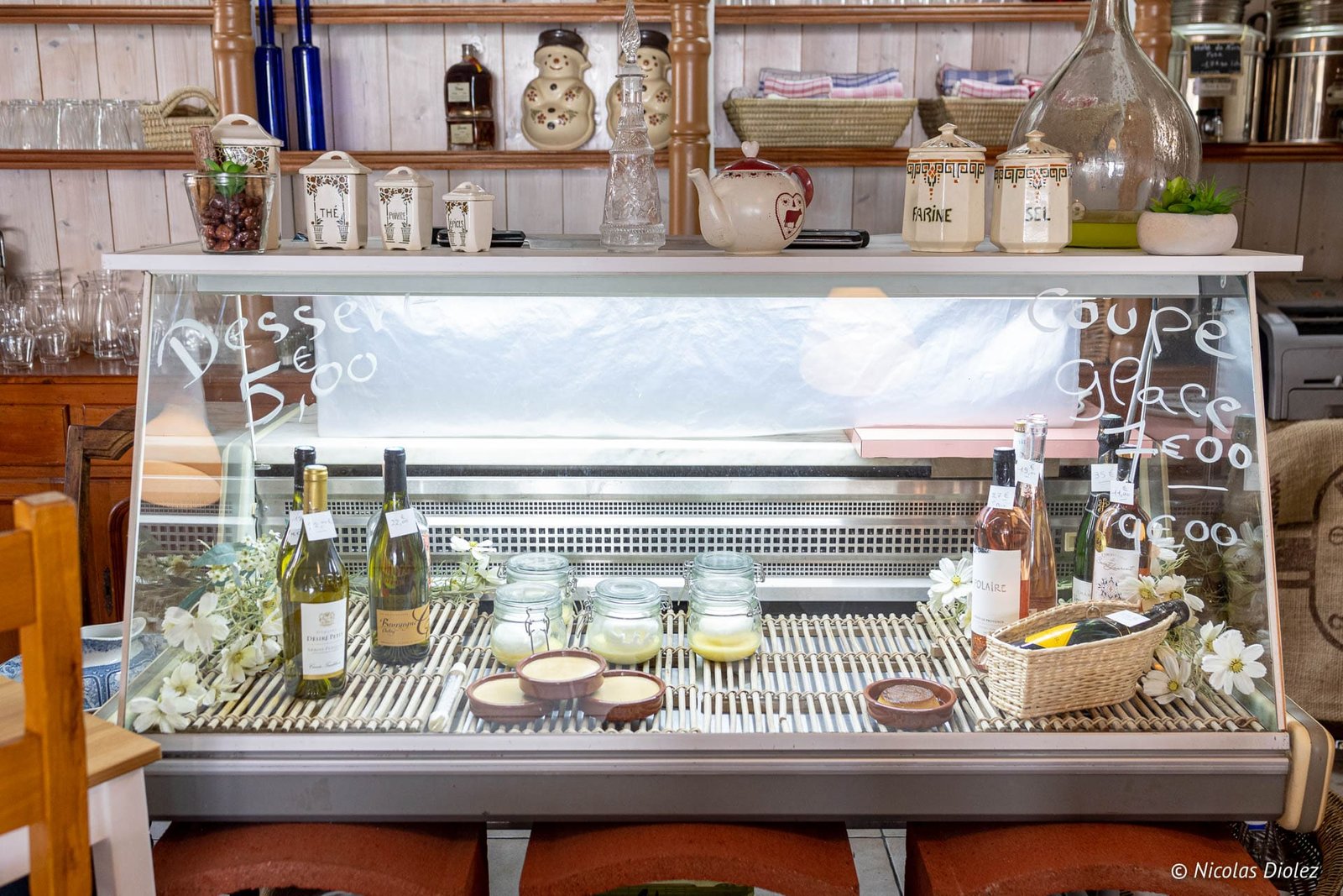 Vitrine réfrigérée desserts, vins, et bocaux chez Café Auberge chez Mimi, Mélistey.