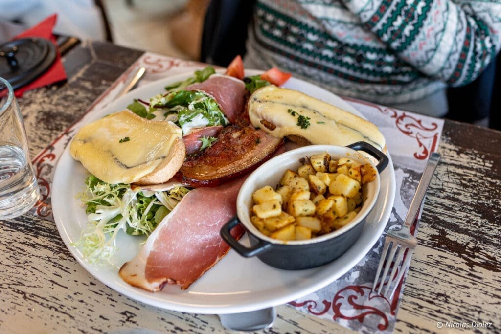 Plat montagnard avec mont d'or fondu, lard et pommes de terre rissolées.