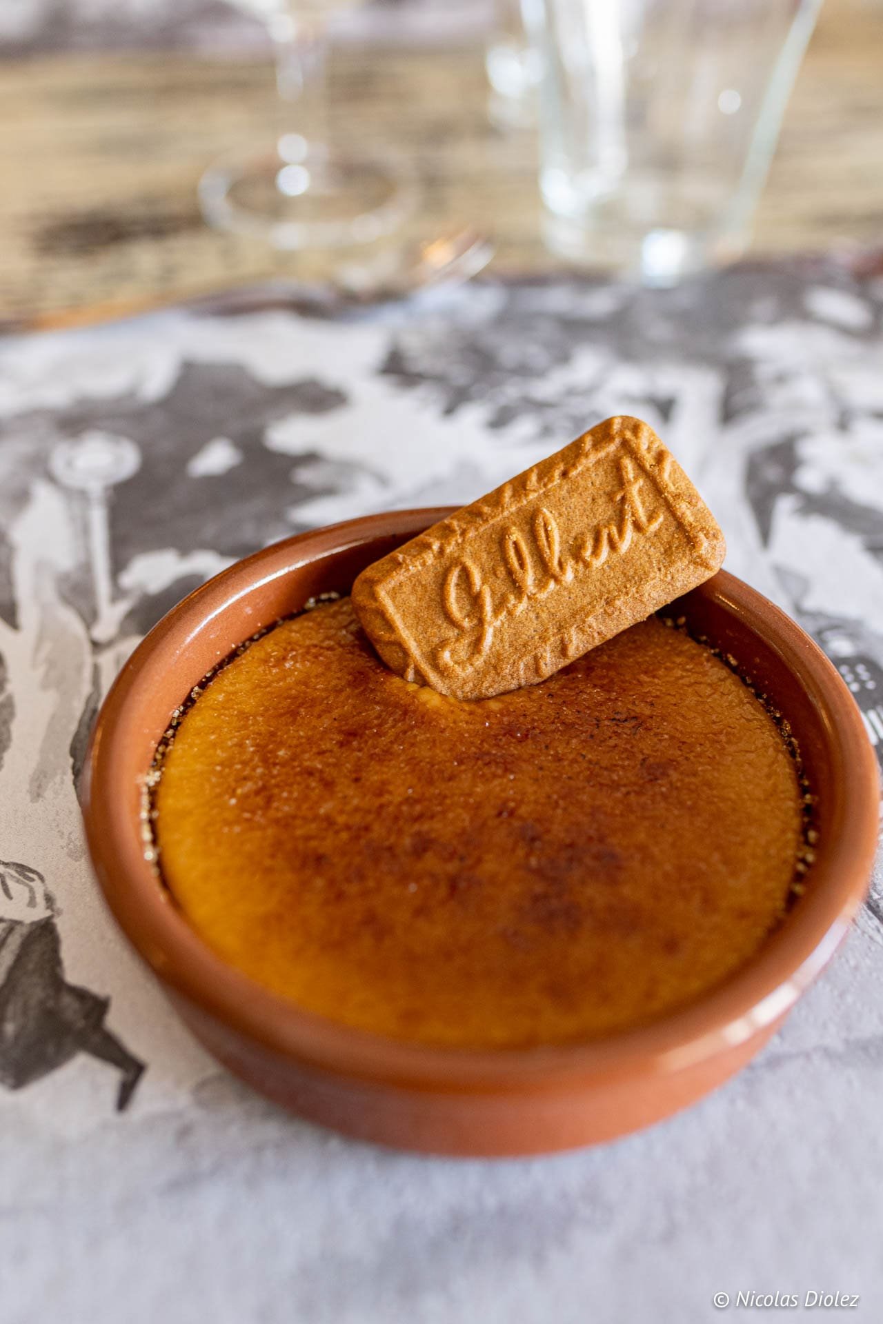 Crème brûlée avec biscuit "Gilbert" à Luxeuil-les-Bains, Vosges du Sud.