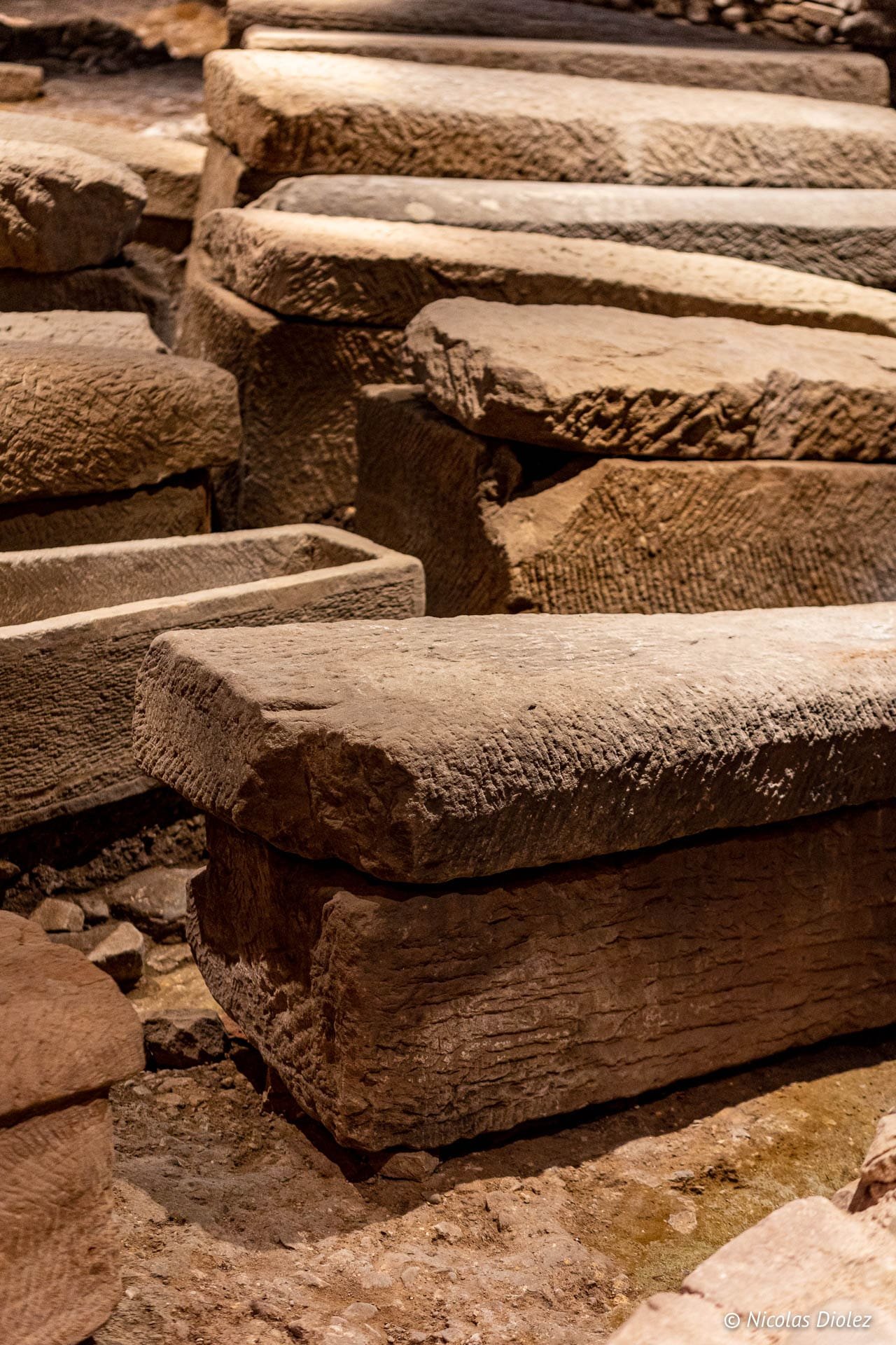 Sarcophages anciens exposés dans la crypte de l'Ecclésia Cité Patrimoine de Luxeuil-les-Bains.