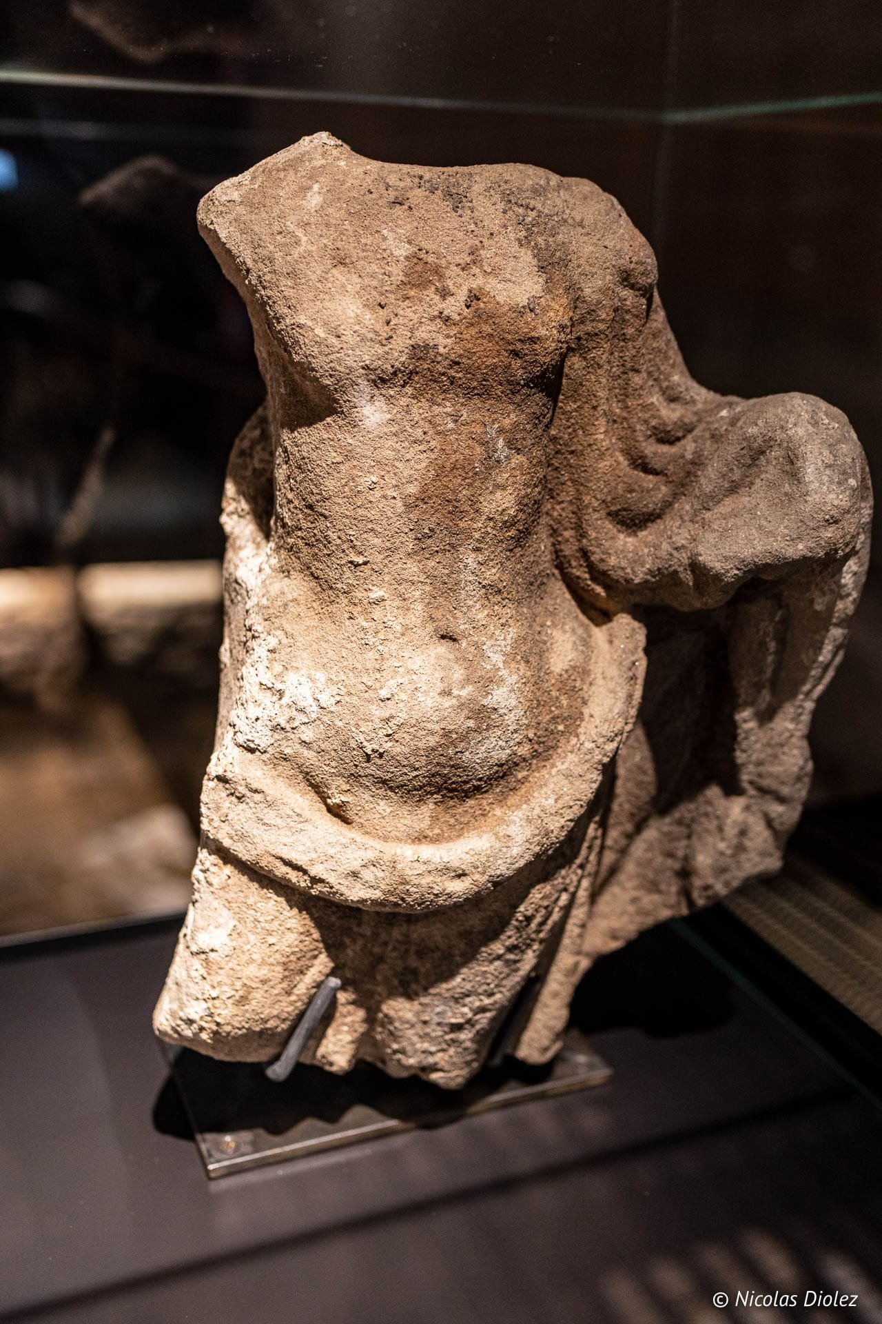 Torse sculpté en pierre exposé à l'Ecclésia Cité Patrimoine de Luxeuil-les-Bains.