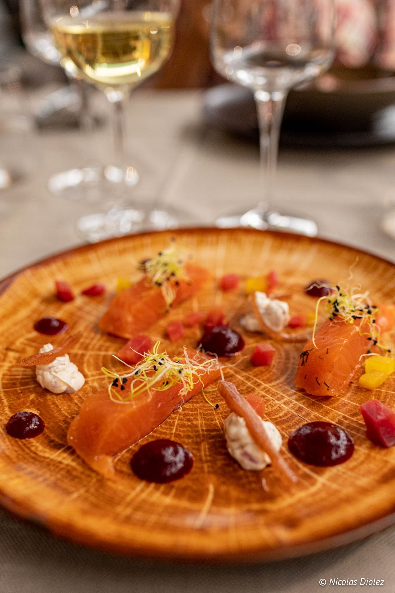Entrée de poisson fumé avec garnitures sur assiette en bois, Hôtel Beau Site Luxeuil-les-Bains.