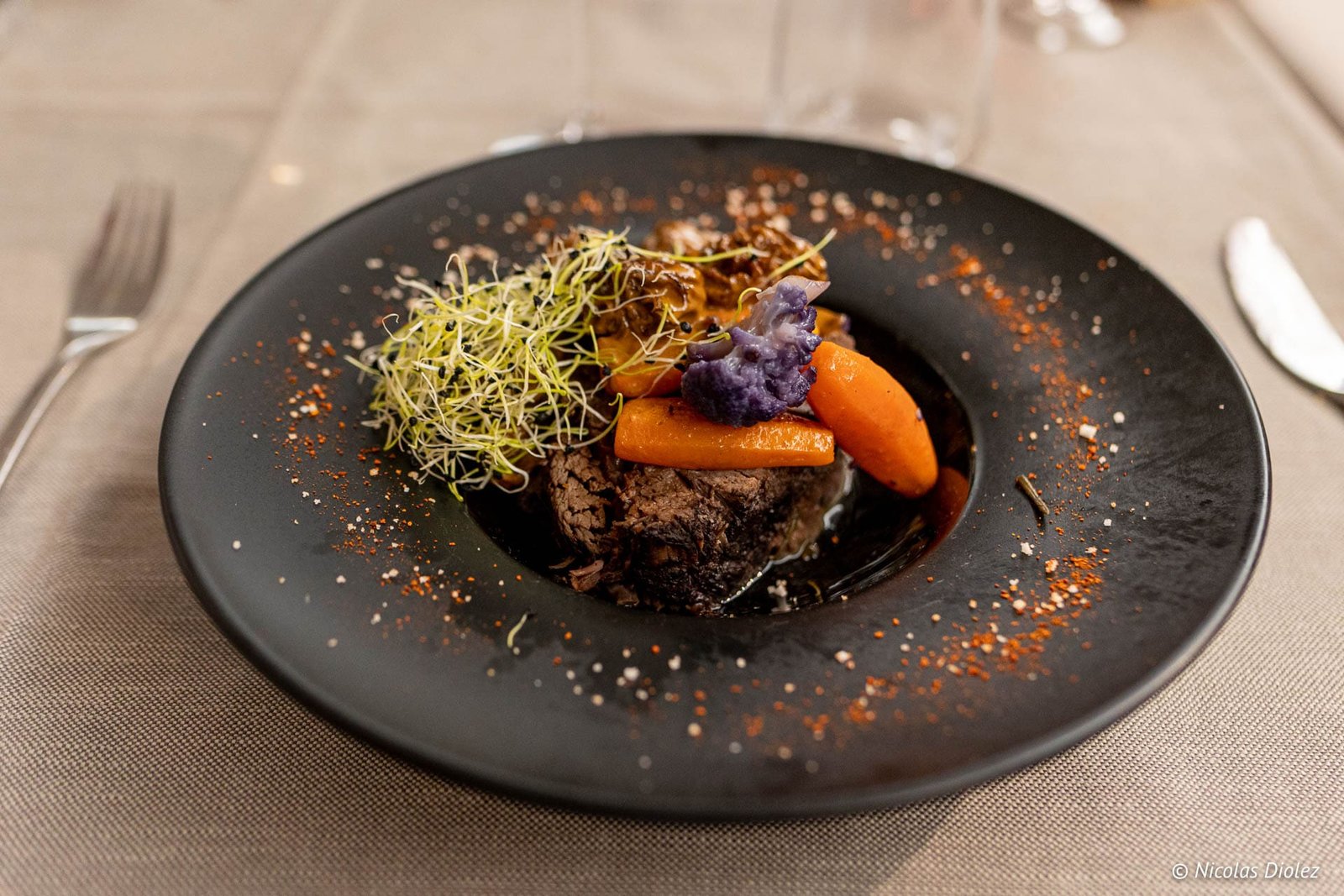 Plat gastronomique viande, carottes et pousses servi à l'Hôtel Beau Site Luxeuil-les-Bains.