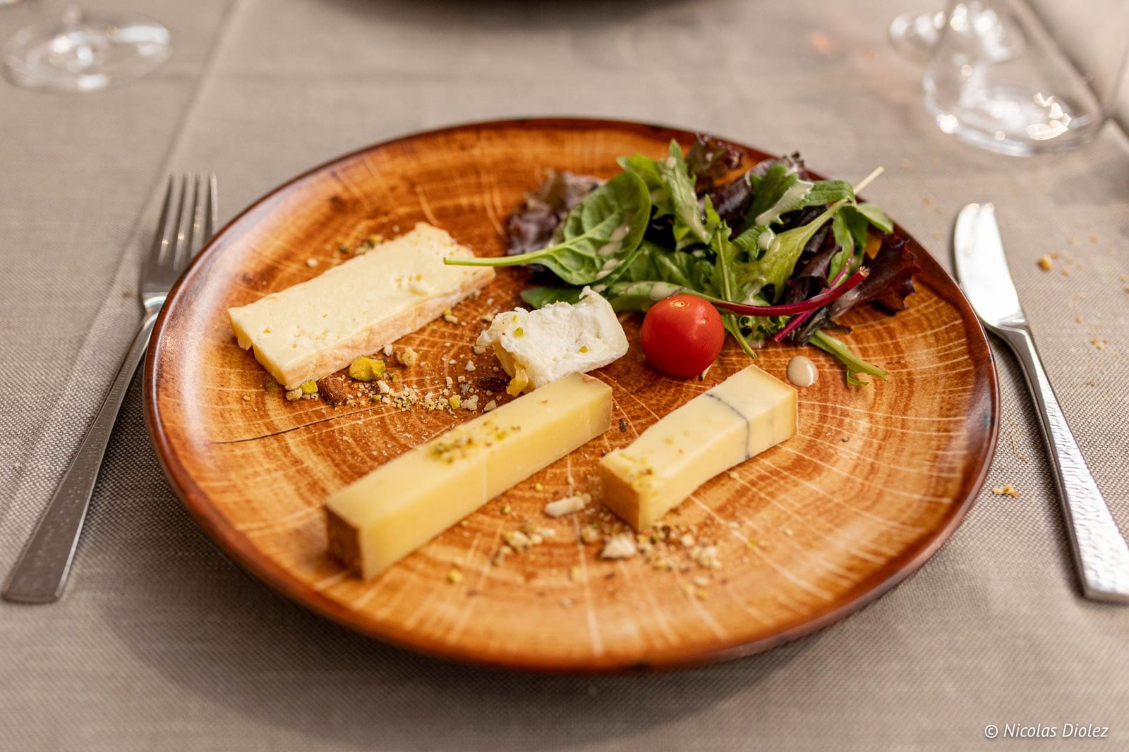 Assiette de fromages et salade, Hôtel de Beau Site Luxeuil-les-Bains.