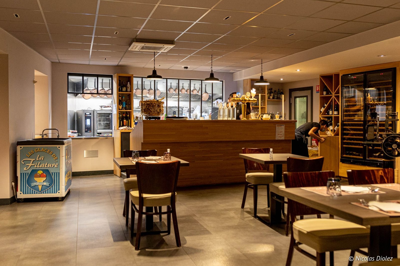 Intérieur restaurant La Filature, comptoir en bois et mobilier, Vosges du Sud.