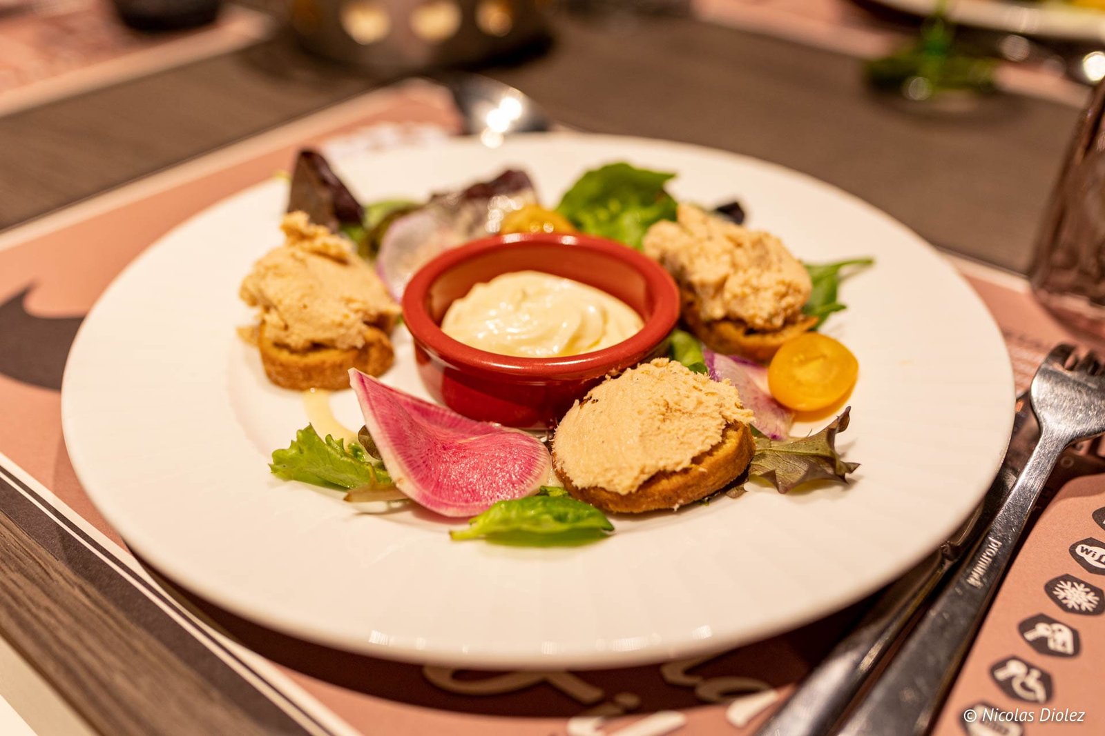 Assiette d'amuse-bouches avec rillettes sur toasts et sauce au restaurant La Filature.
