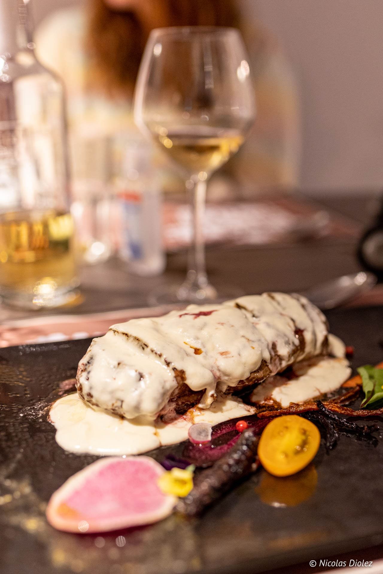 Plat de viande sauce blanche et légumes, verre de vin blanc, Hôtel La Filature.