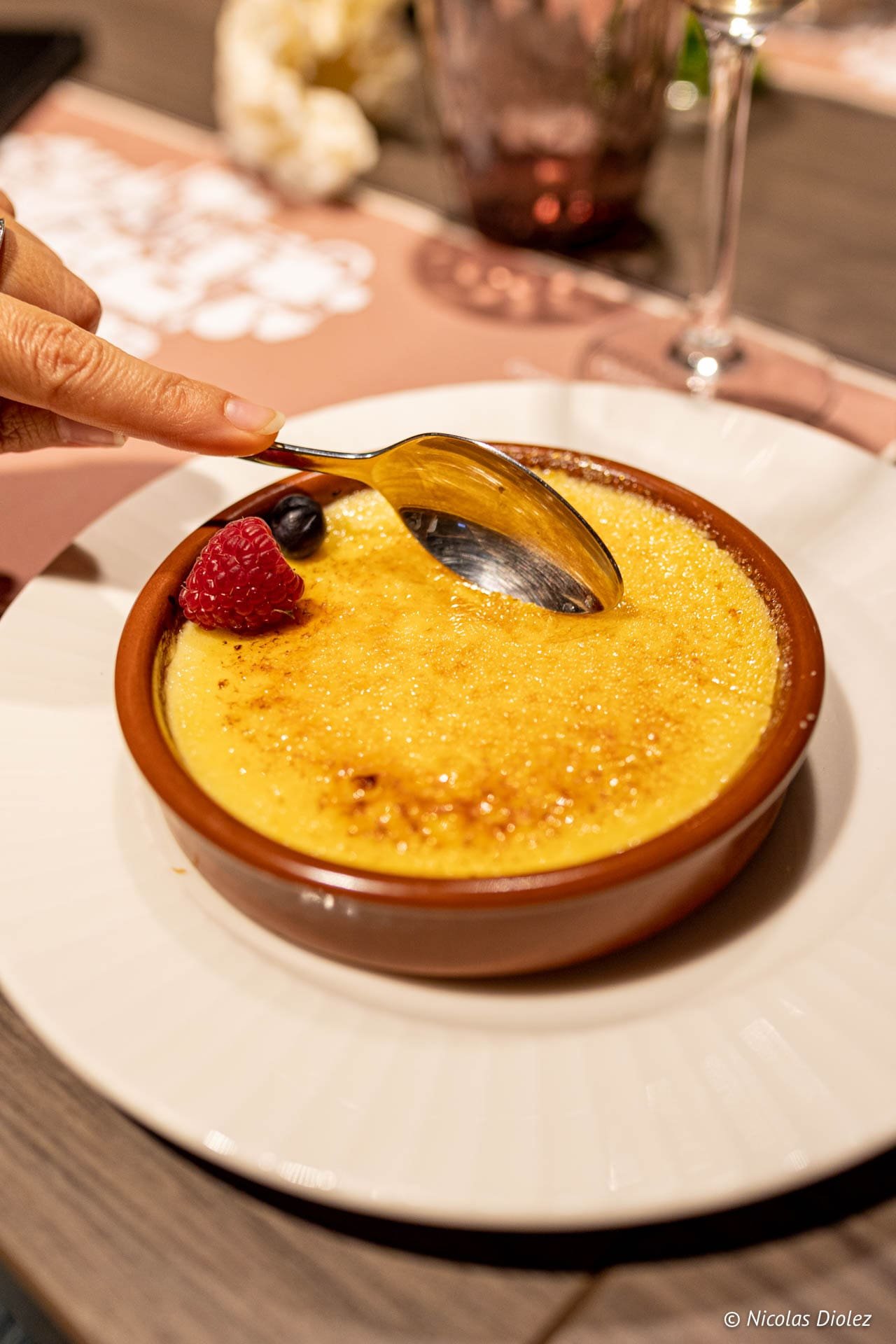Crème brûlée aux fruits rouges servie à Luxeuil-les-Bains, Vosges du Sud.