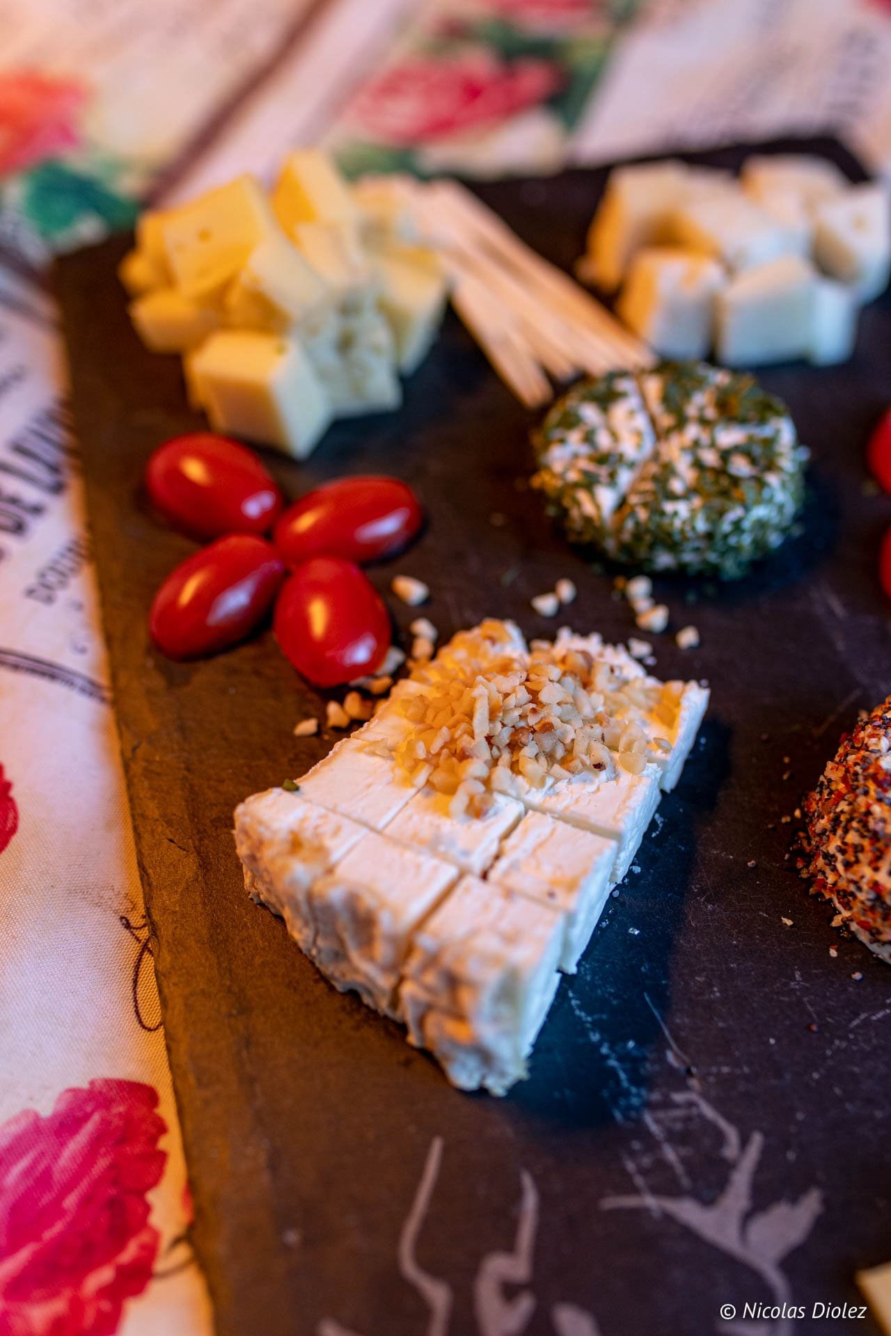 Assortiment de fromages de chèvre, tomates cerises et noix, Vosges du Sud.