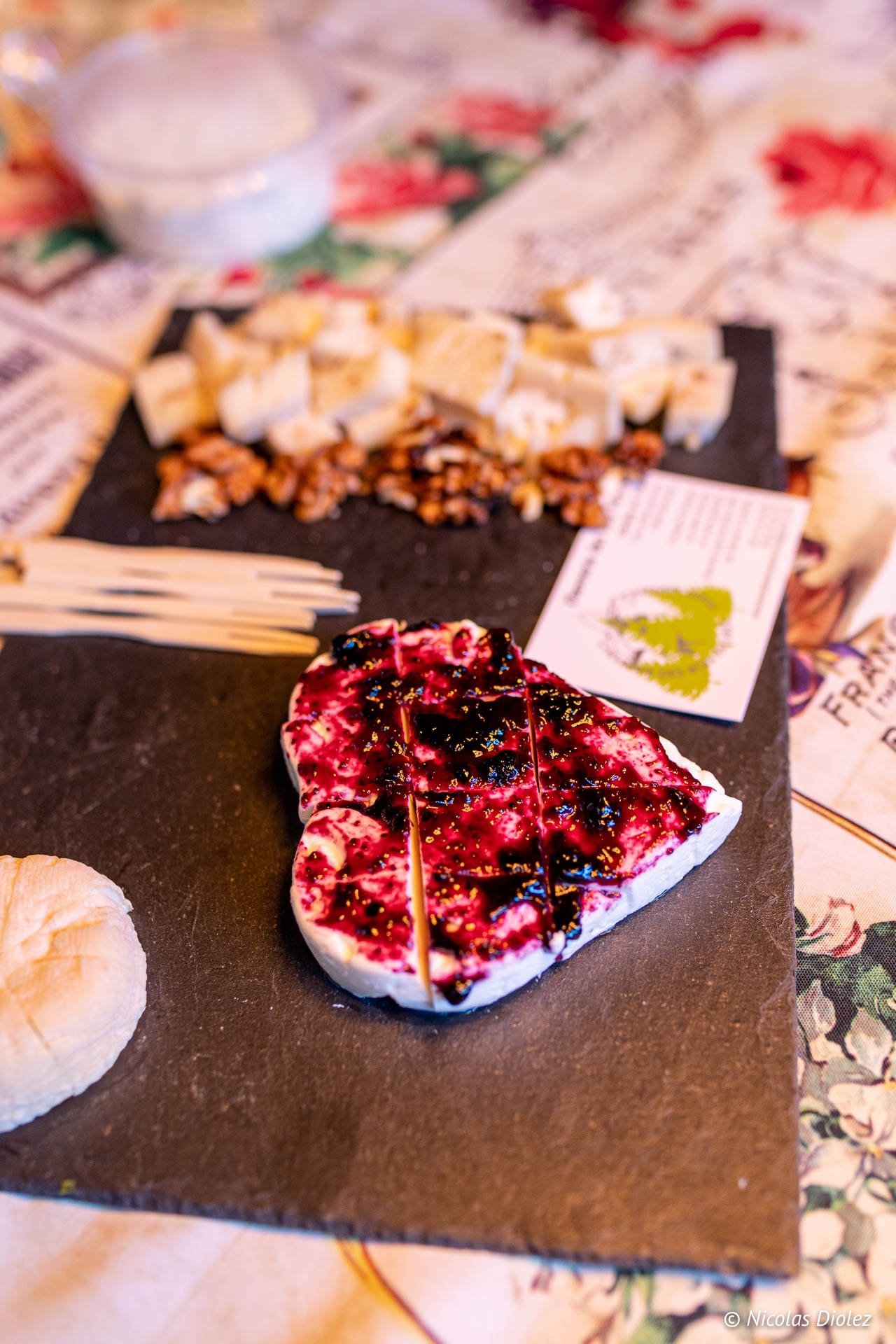 Assortiment de fromages de chèvre de la Chevrerie des Bois Pâturés, confiture.