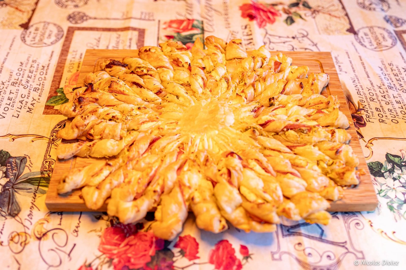 Tarte soleil feuilletée aux amuse-bouches sur planche en bois, Vosges du Sud.