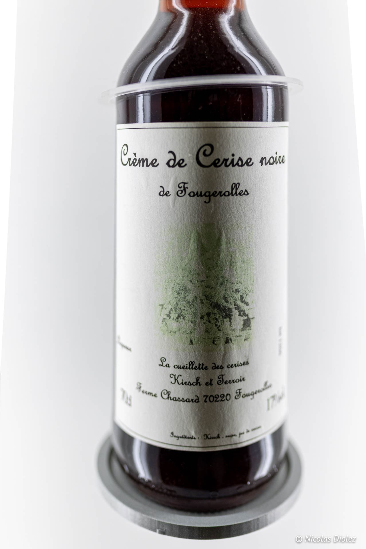 Bouteille de Crème de Cerise noire de Fougérolles, produite à la Ferme Chassard.