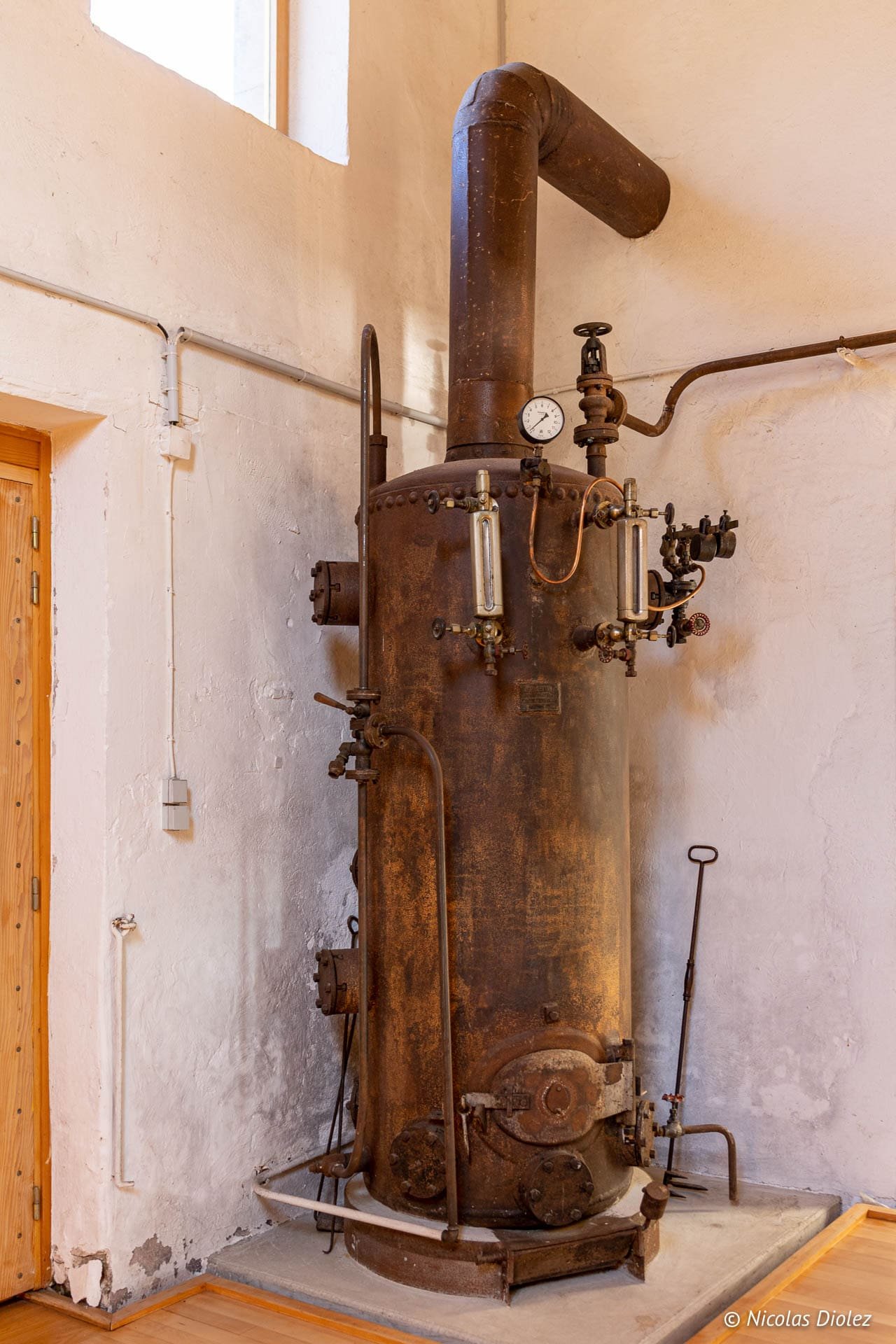 Ancien alambic ou chaudière rouillée à l'Écomusée du Pays de la Cerise, Vosges du Sud.