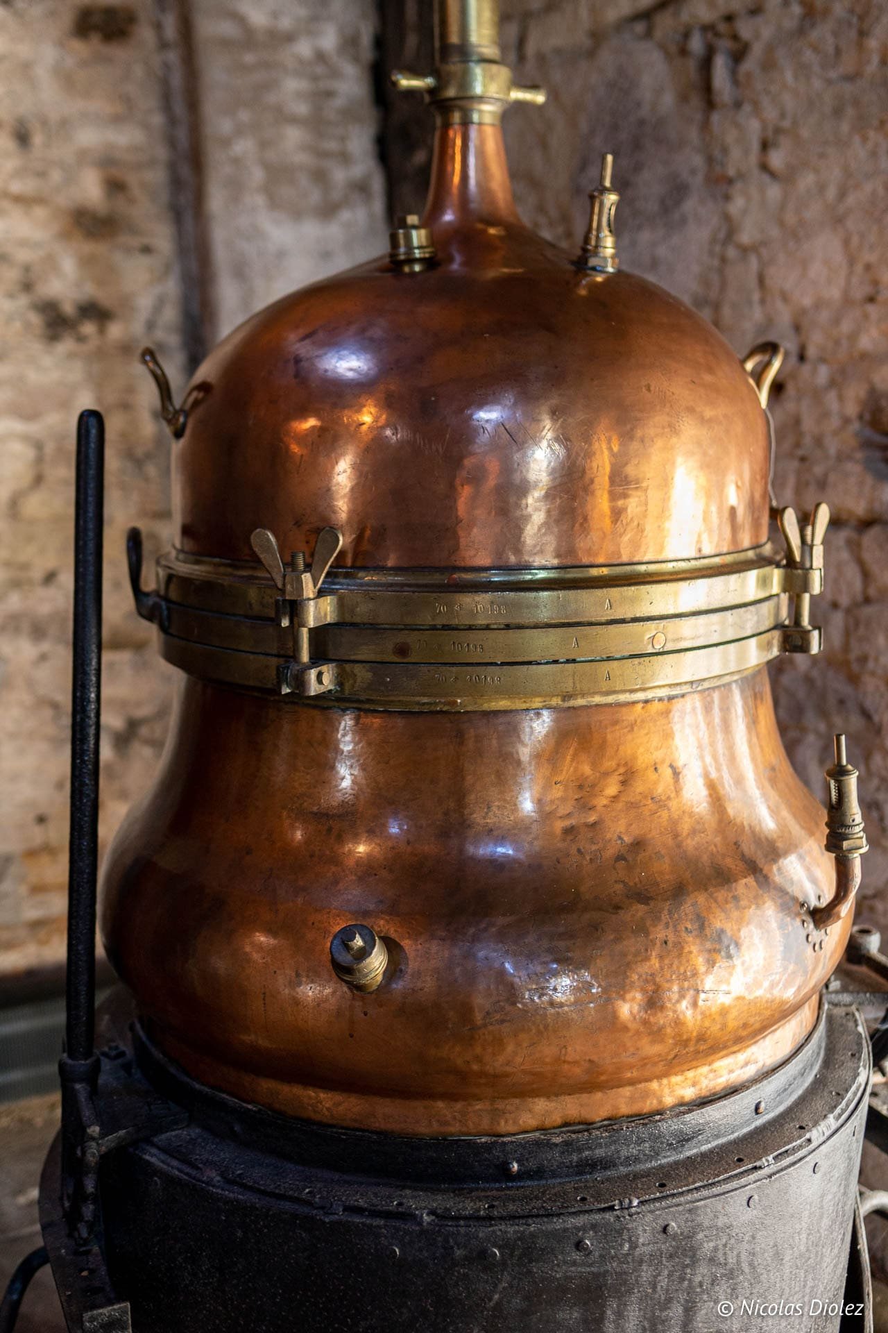 Alambic en cuivre historique visible à la Distillerie Paul Devoille, Écomusée Pays de la Cerise.