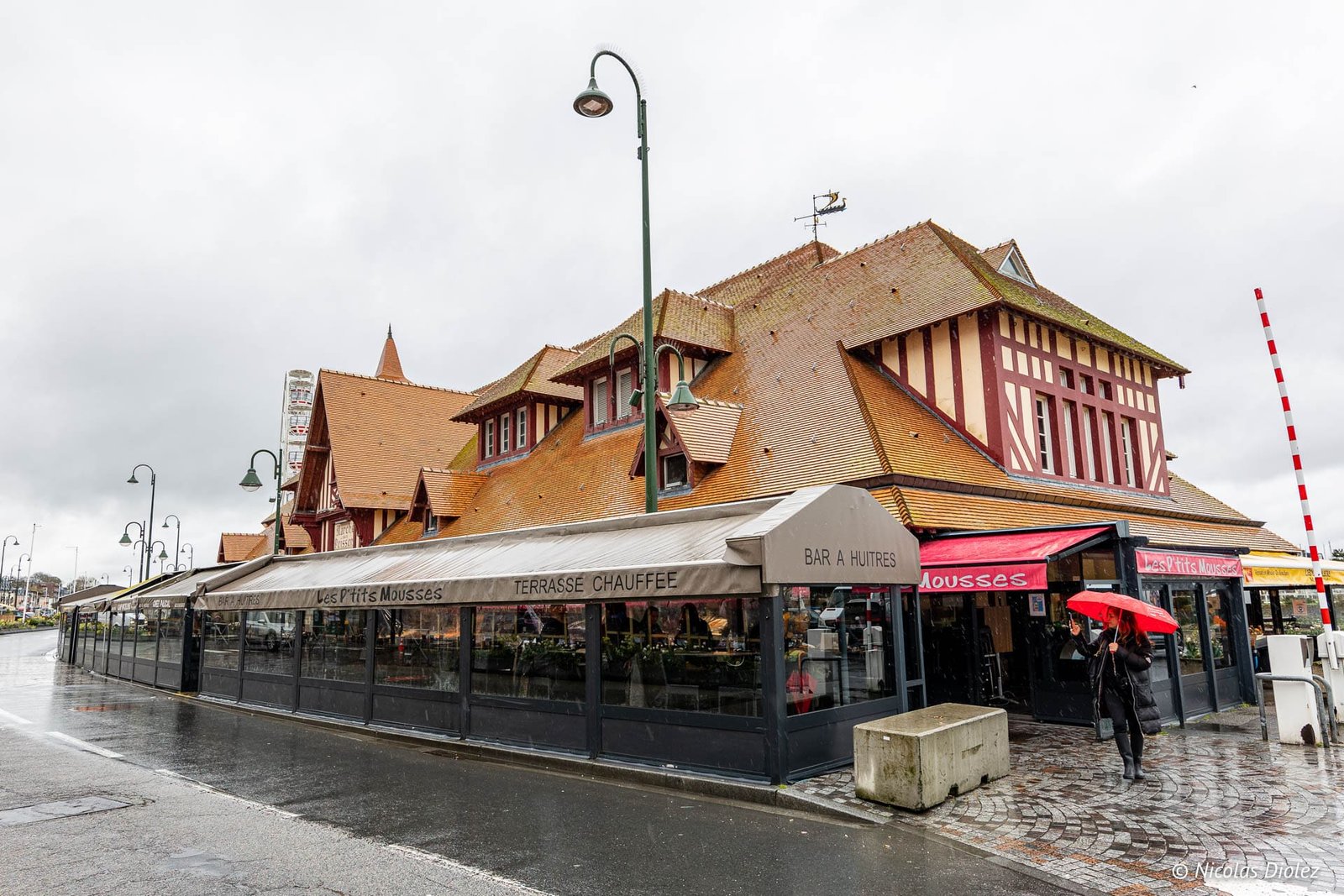 Marché aux Poissons Trouville avec terrasse chauffée "Les P'tits Mousses" et "Bar à Huîtres".