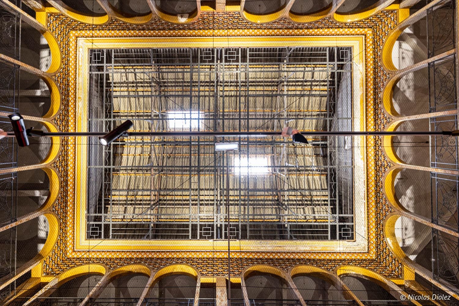 Plafond Art Déco, vue vers le haut, Palais de l'Art Déco, Saint-Quentin.