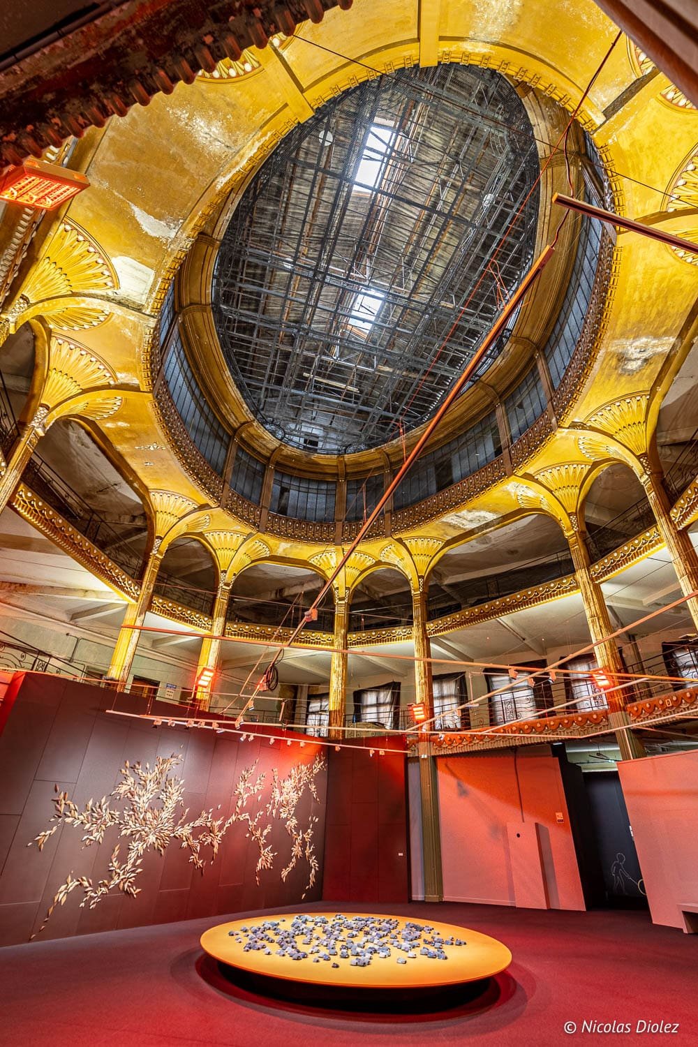 Intérieur Art Déco du Palais de l'Art Déco à Saint-Quentin sous verrière ouverte.