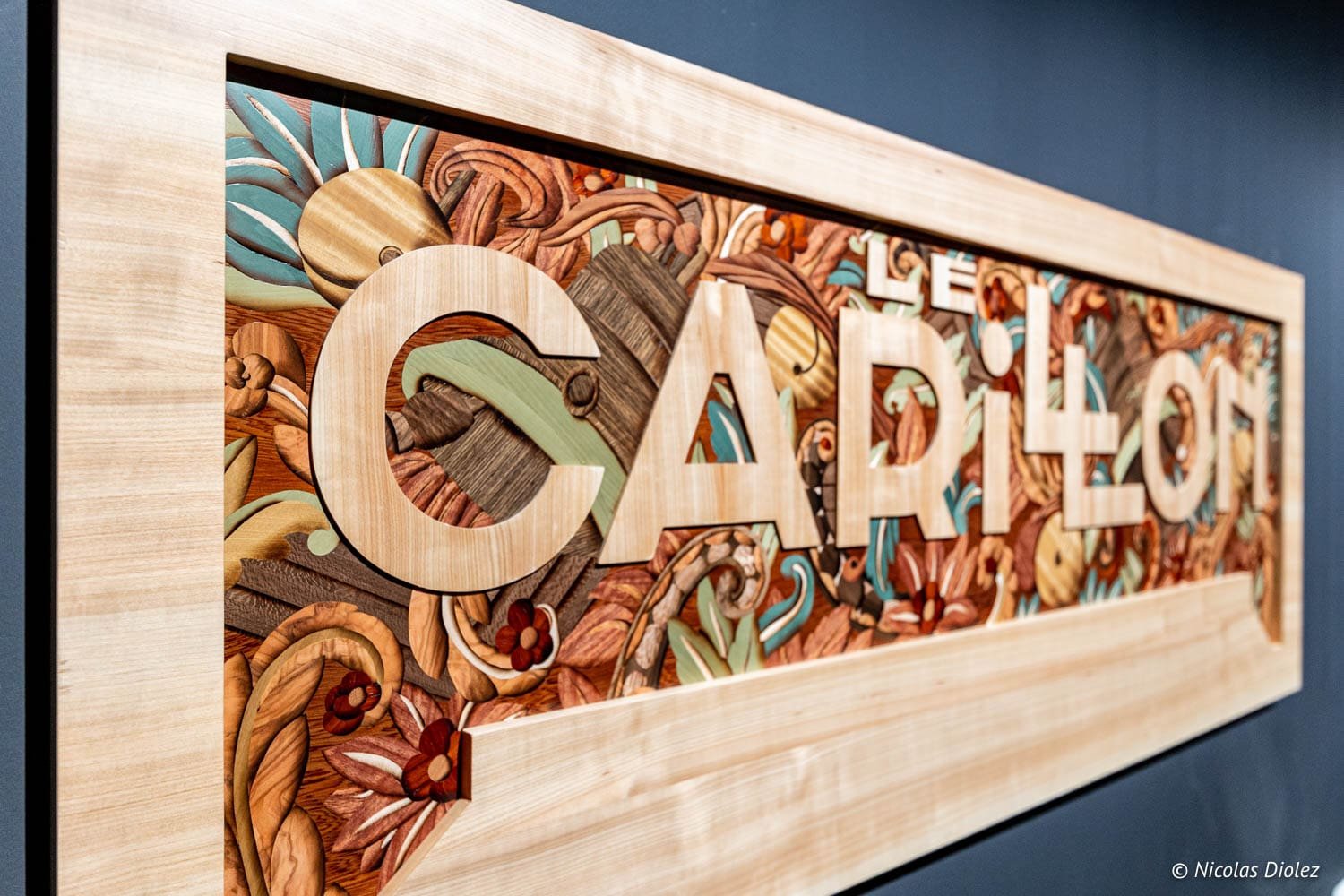 Enseigne en bois Art Déco « Le Carlton » du Palais de l'Art Déco de Saint-Quentin.