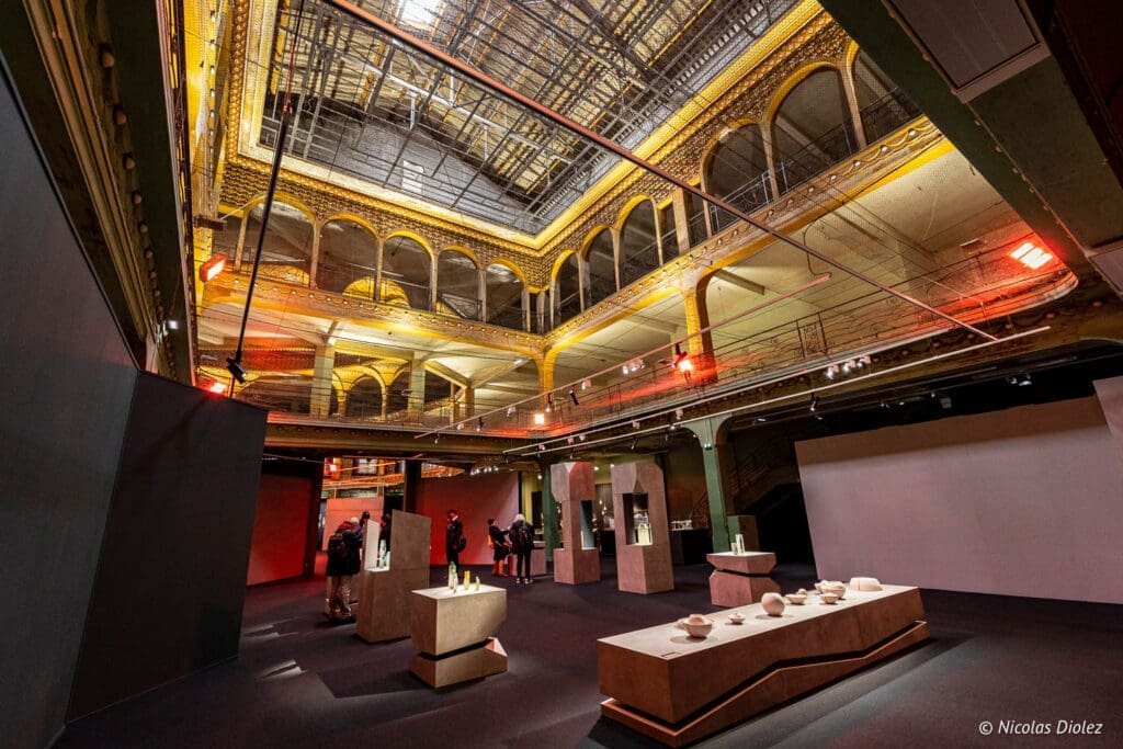 Intérieur du Palais de l'Art Déco Saint-Quentin, exposition avec socles modernes.