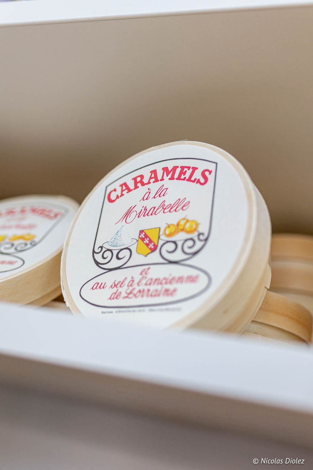 Caramels à la Mirabelle au sel à l'ancienne de Lorraine dans une boîte ronde.