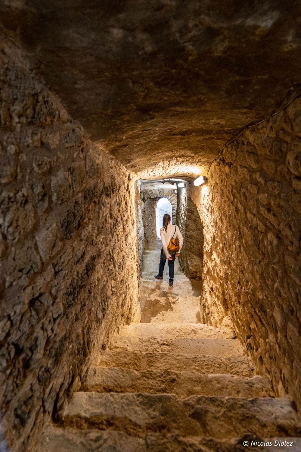 Escalier en pierre sombre dans la forteresse de Châtel-sur-Moselle.