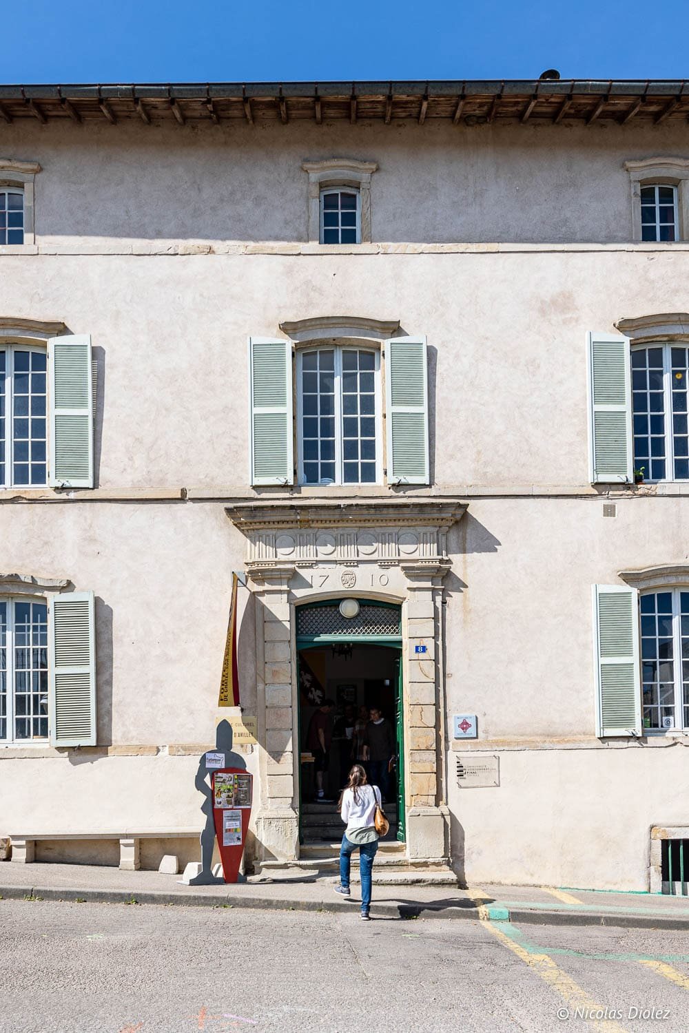 Façade du bâtiment datant de 1710, entrée d'un lieu culturel près de Châtel-sur-Moselle.