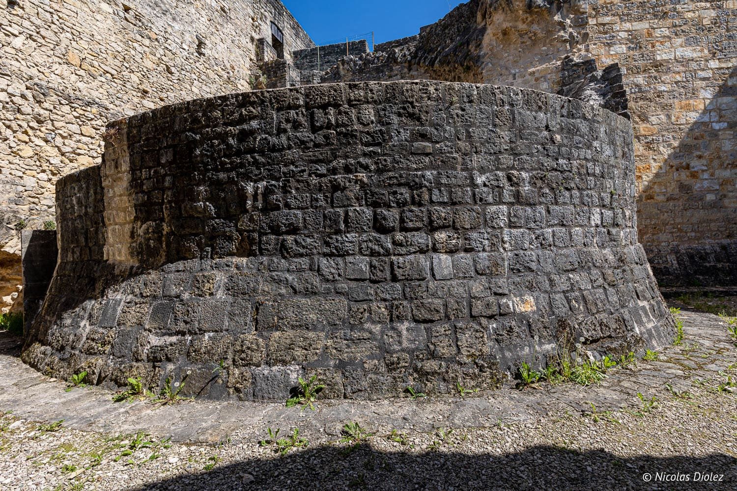 Base circulaire en pierre de la forteresse de Châtel-sur-Moselle.