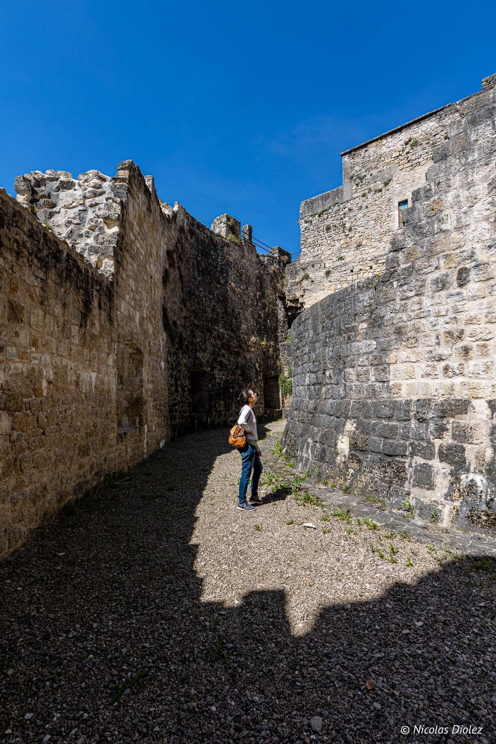 Visite de la forteresse de Châtel-sur-Moselle sous un ciel bleu.